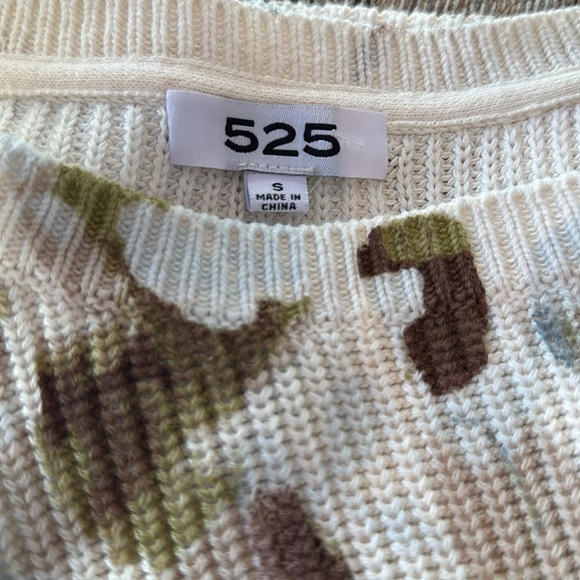 525 100% cotton ribbed knit crewneck sweater. White w/ earth tones print. Small - Picture 5 of 5